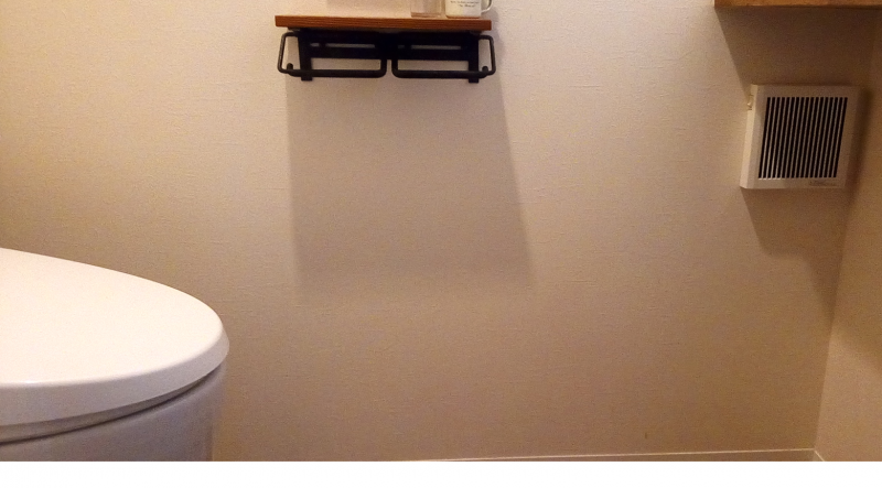 トイレの換気扇の位置、上と下どちらがよい?