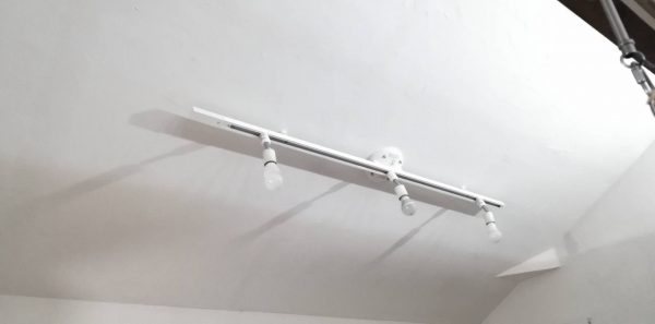 勾配天井（傾斜天井）のキッチンバーライト照明写真