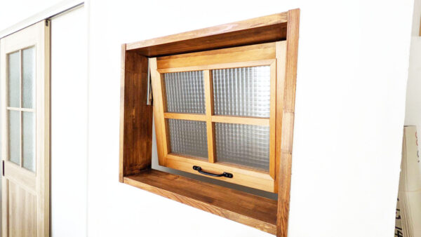 アンティーク板（ボード）を使った　おしゃれな室内窓・造作窓