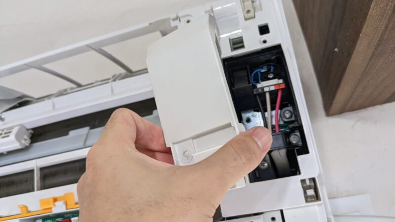 お掃除付きエアコン分解方法　富士通ノクリア　FUJITSU NOCRIA　右カバーの外し方１