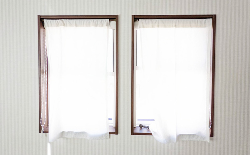 和室の縦すべり窓の小さい窓のカーテン
