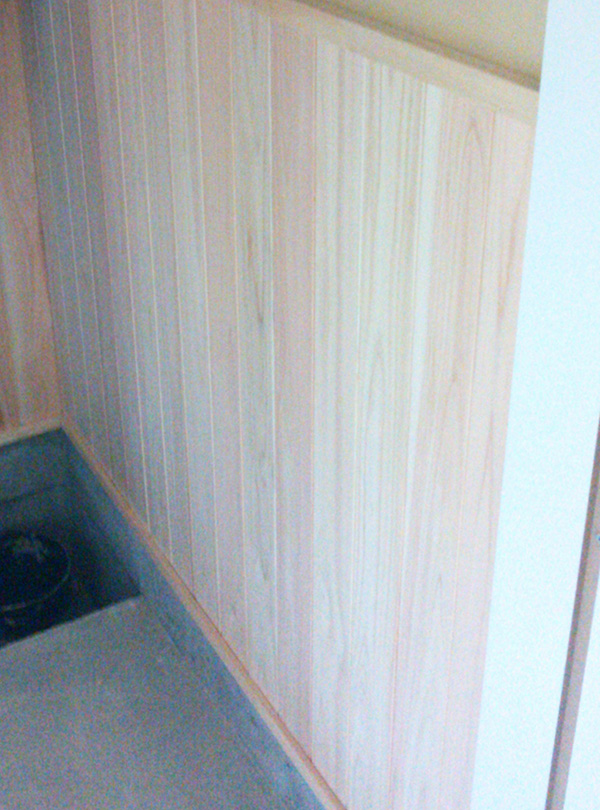 １Fトイレは檜の腰板を貼る