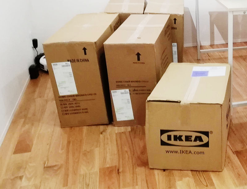 IKEA伸縮脚OLOVオーロヴの段ボール箱が到着