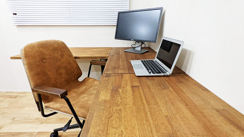 木製オフィスチェア「ブロンコ」ブラウンとPC机
