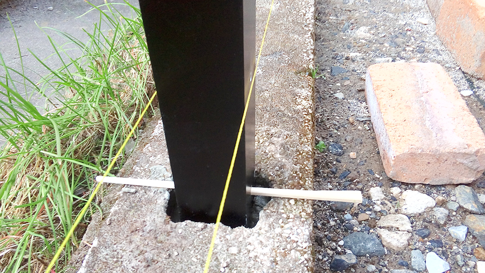 外構フェンスDIY　支柱の位置決め　水抜き穴は割り箸で固定