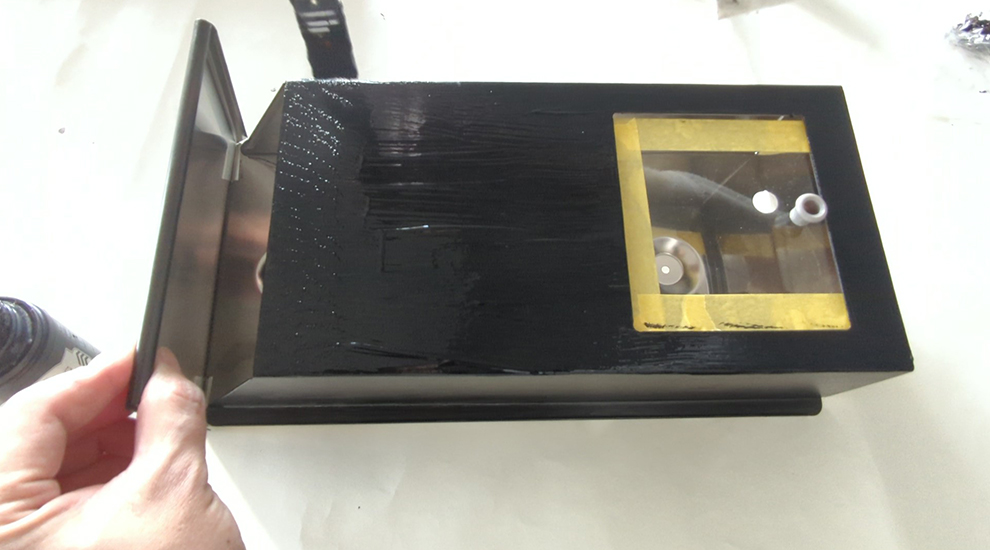 ステンレスのポストにDAISOダイソーのメタリックペイント（ブラック）を塗る　３回目　毛先で模様をつけていく１