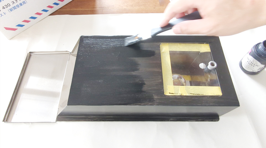 ステンレスのポストにDAISOダイソーのメタリックペイント（ブラック）を塗る　2回目　2度塗り