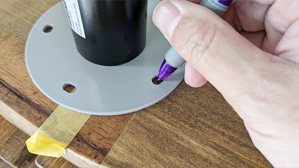 IKEAのテーブル脚OLOVを付ける位置　ネジの位置をペンで印入れ